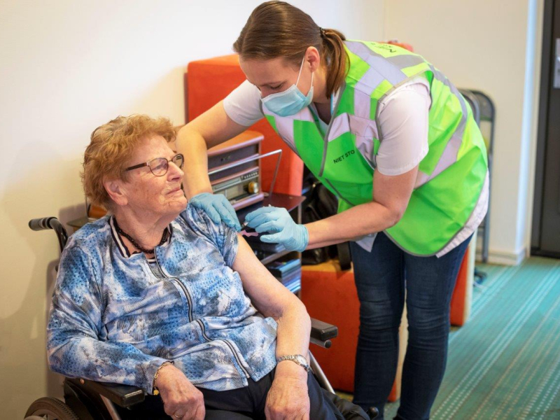 Eerste bewoner gevaccineerd